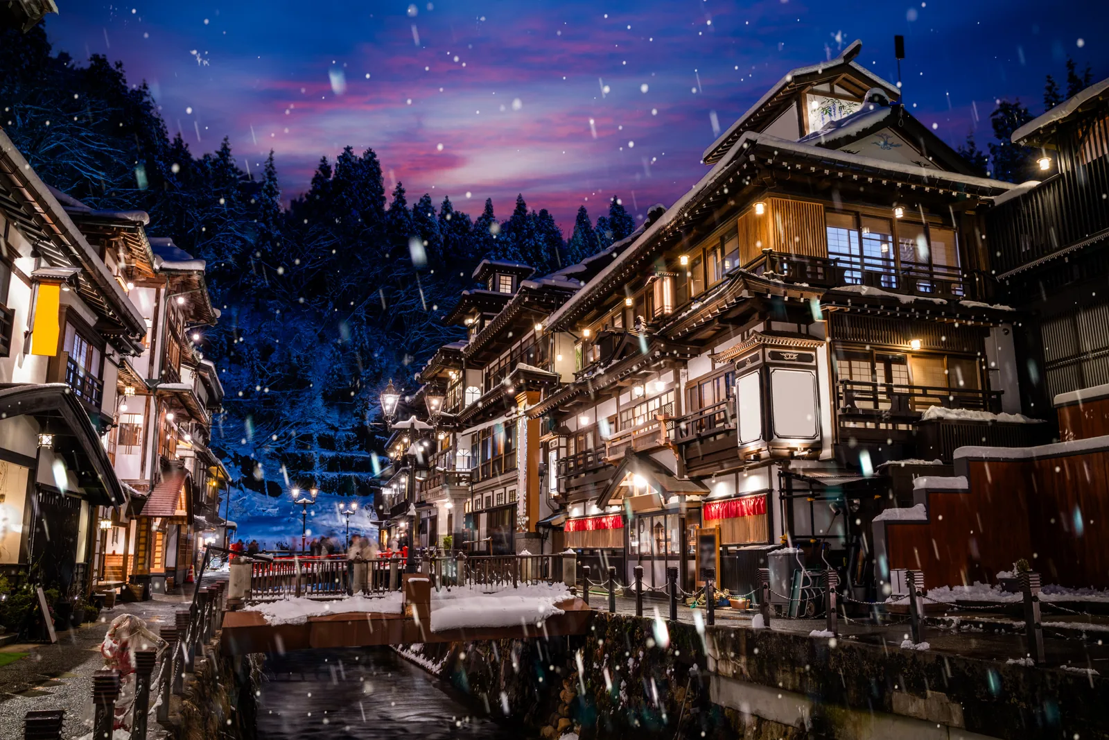 雪の降る夜の温泉街