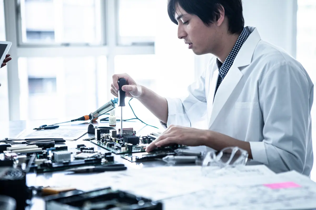 白衣で精密作業をする技術者
