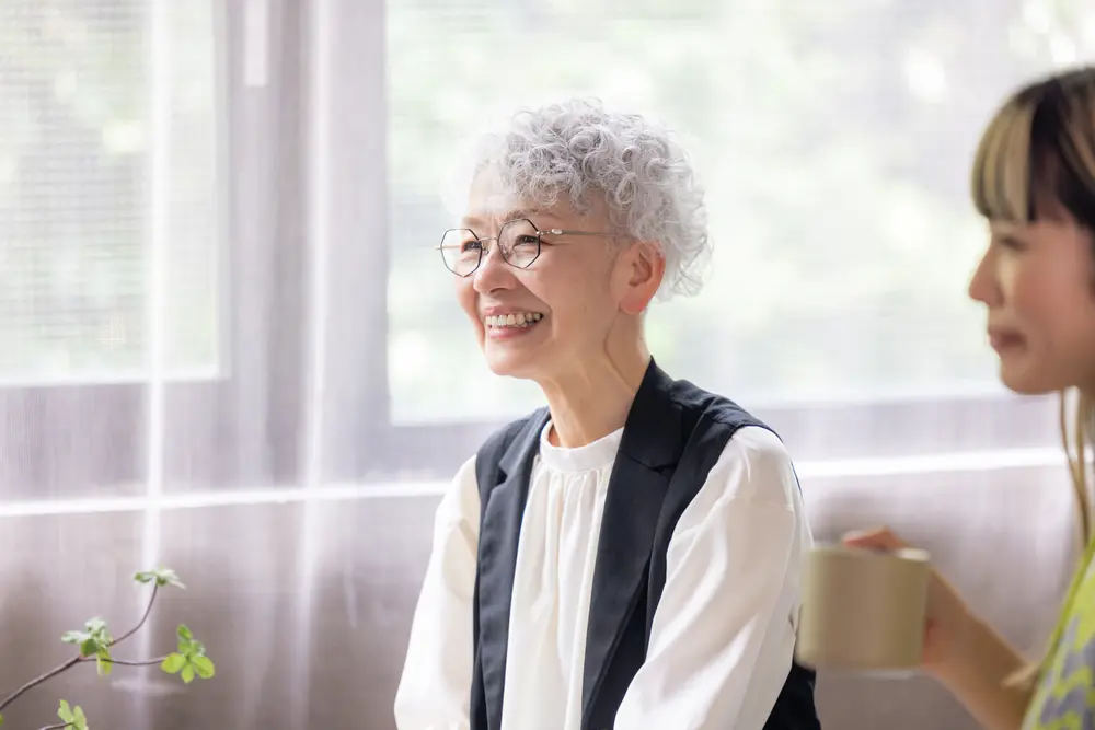 柔らかな光の中で微笑む高齢女性