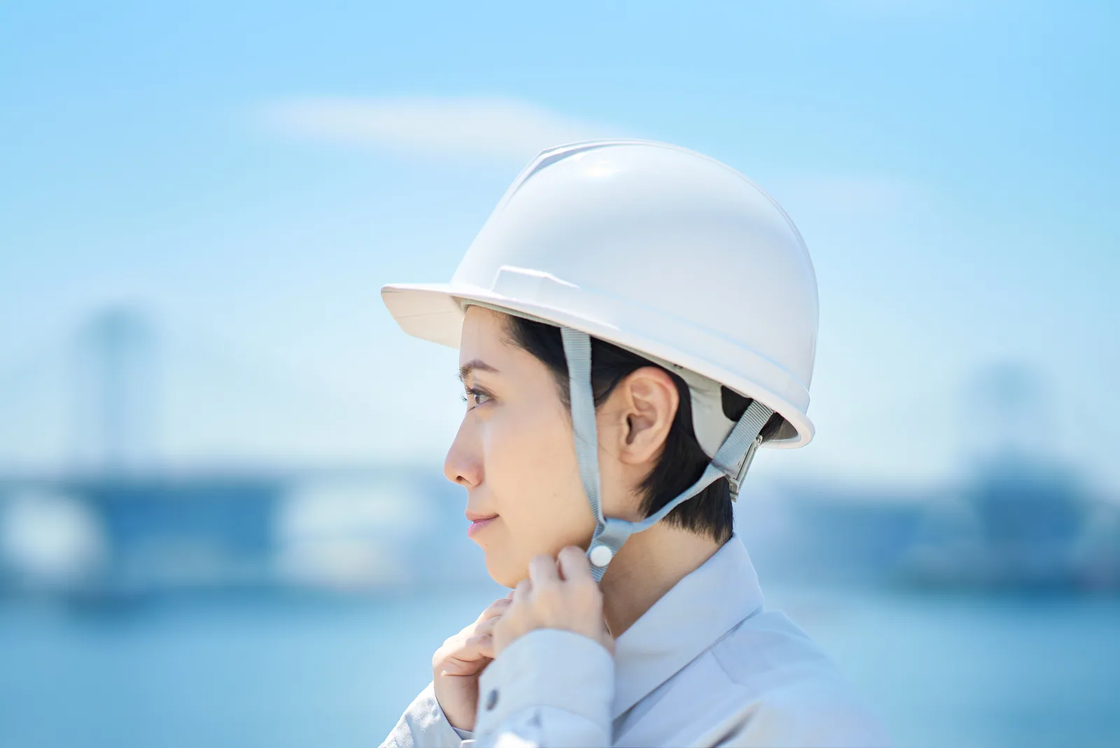 ヘルメットを点検する建設作業員