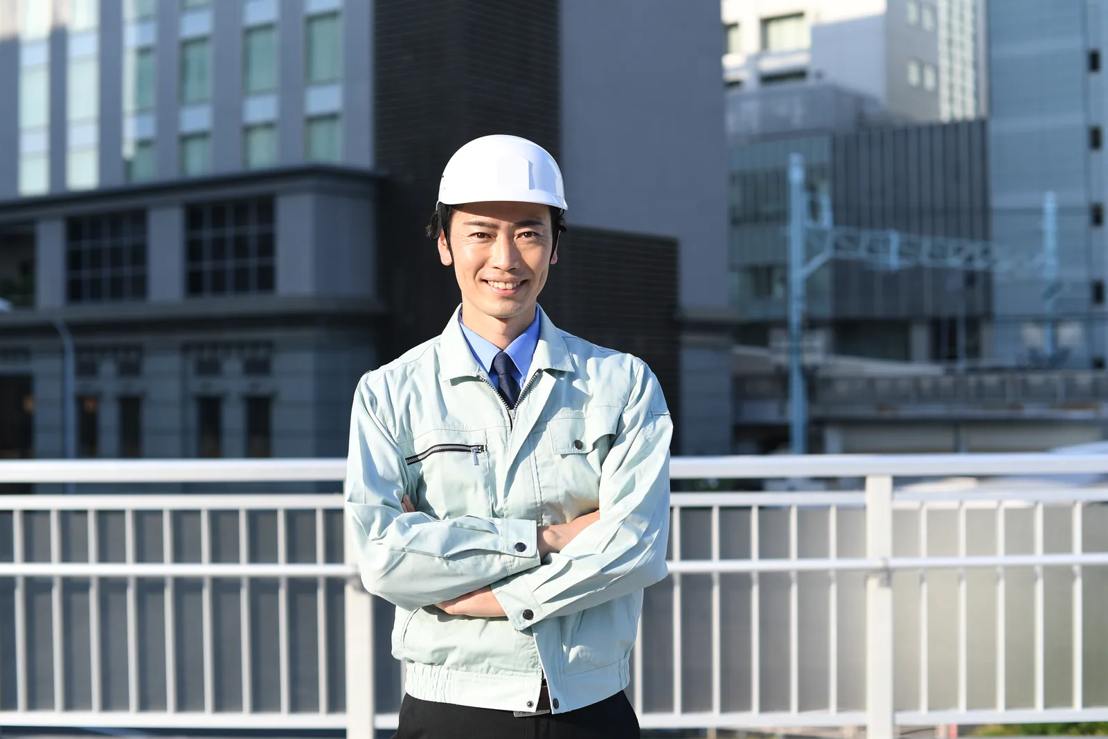 腕を組む建設作業員
