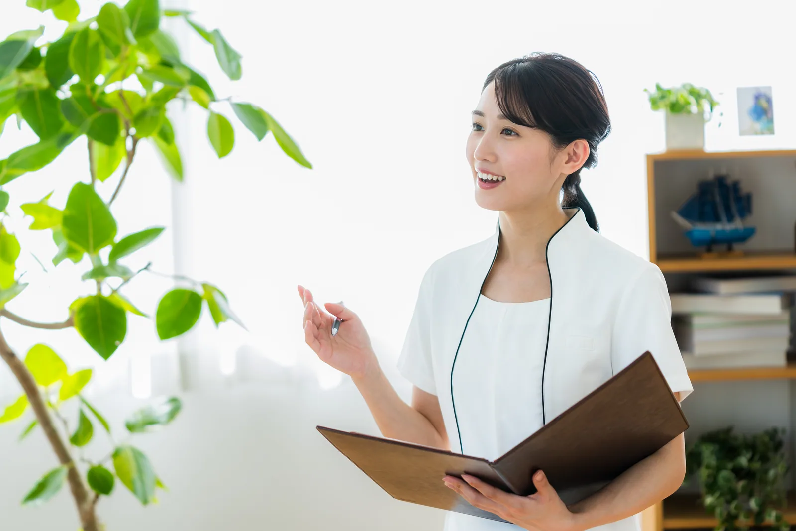 手元の記録を見ながら説明するエステティシャン
