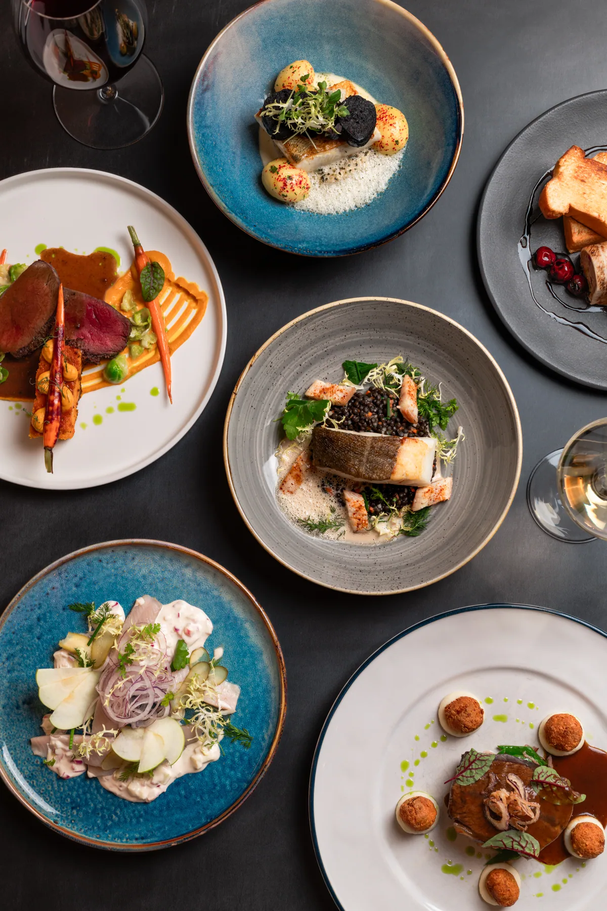皿に盛りつけたコース料理の一品