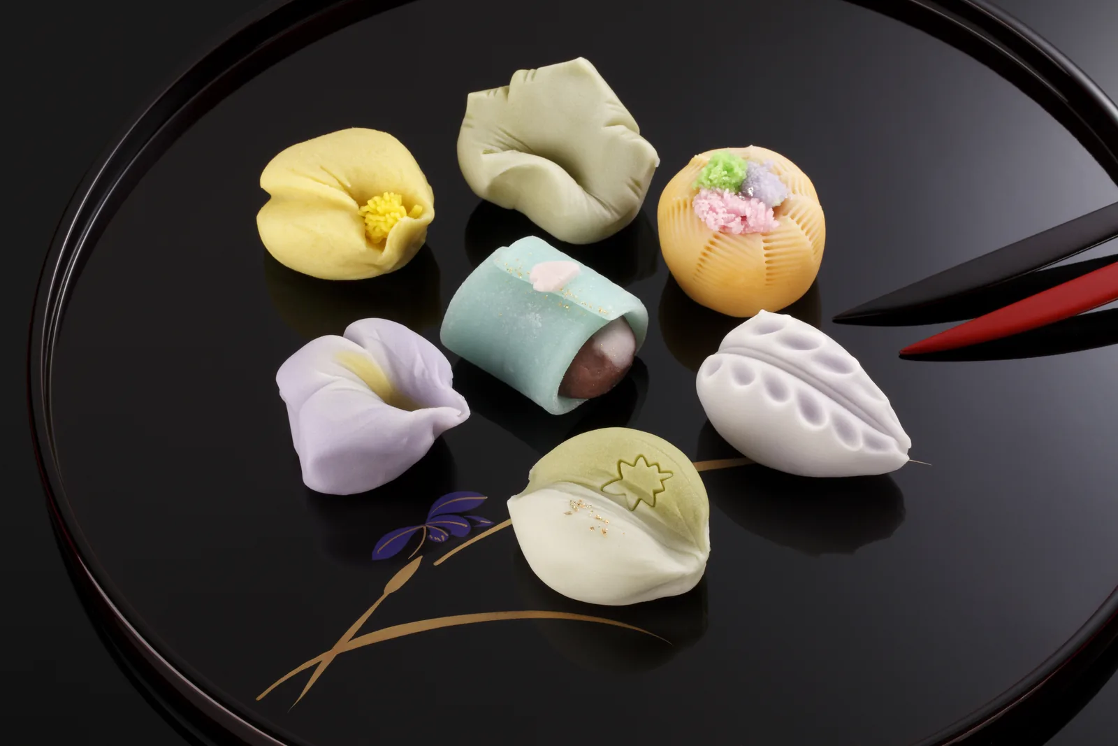 漆黒の盆に並べた上生菓子