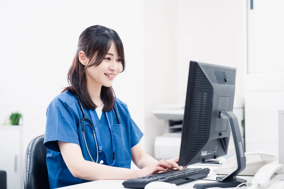 モニターに向かって事務作業をする看護師