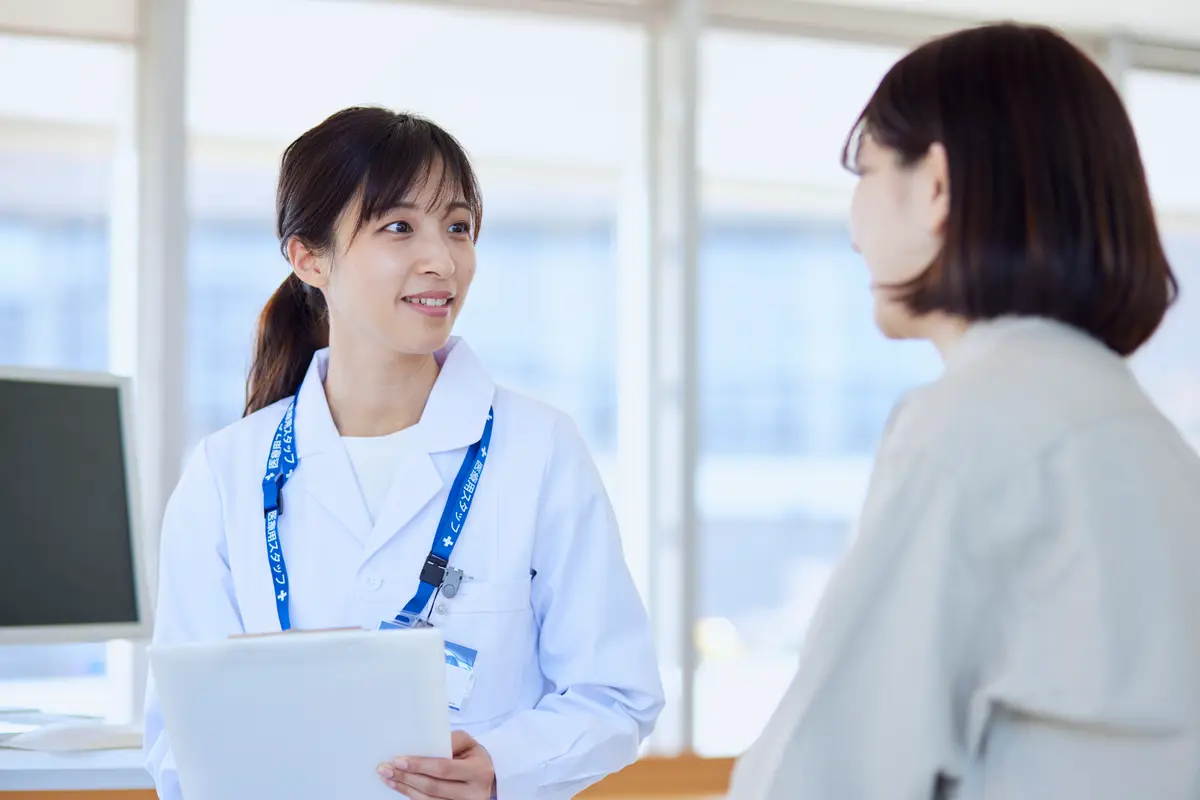 診察室で問診する医師