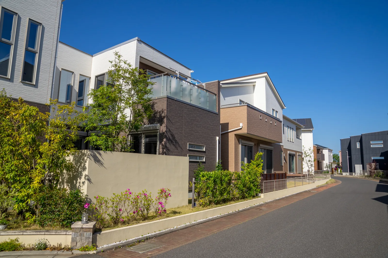 新築住宅が並ぶ日本の街並み