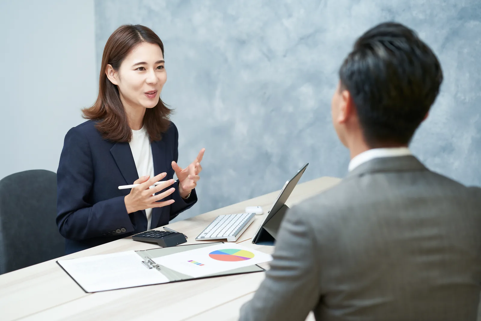 査定資料を広げて説明する担当者
