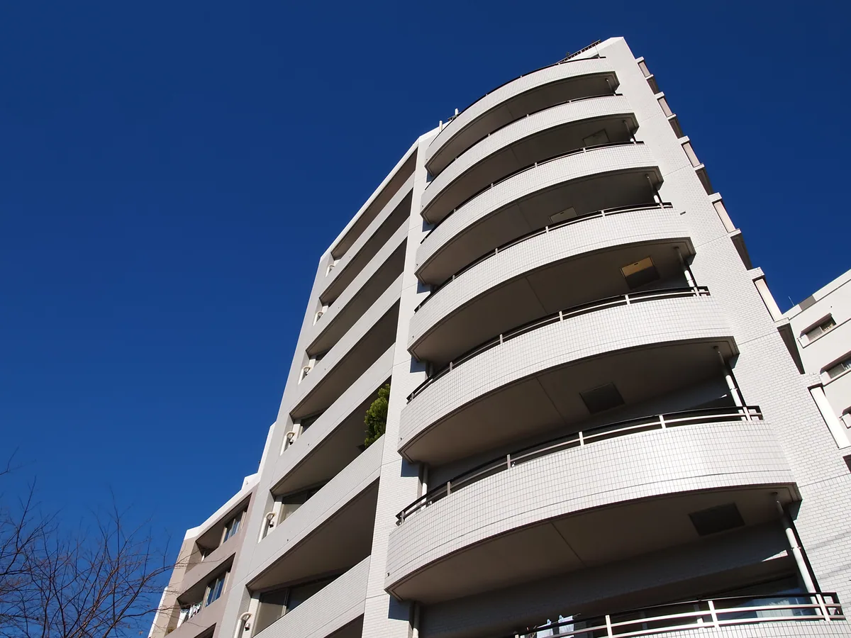 曲線を描くバルコニーのマンション外観