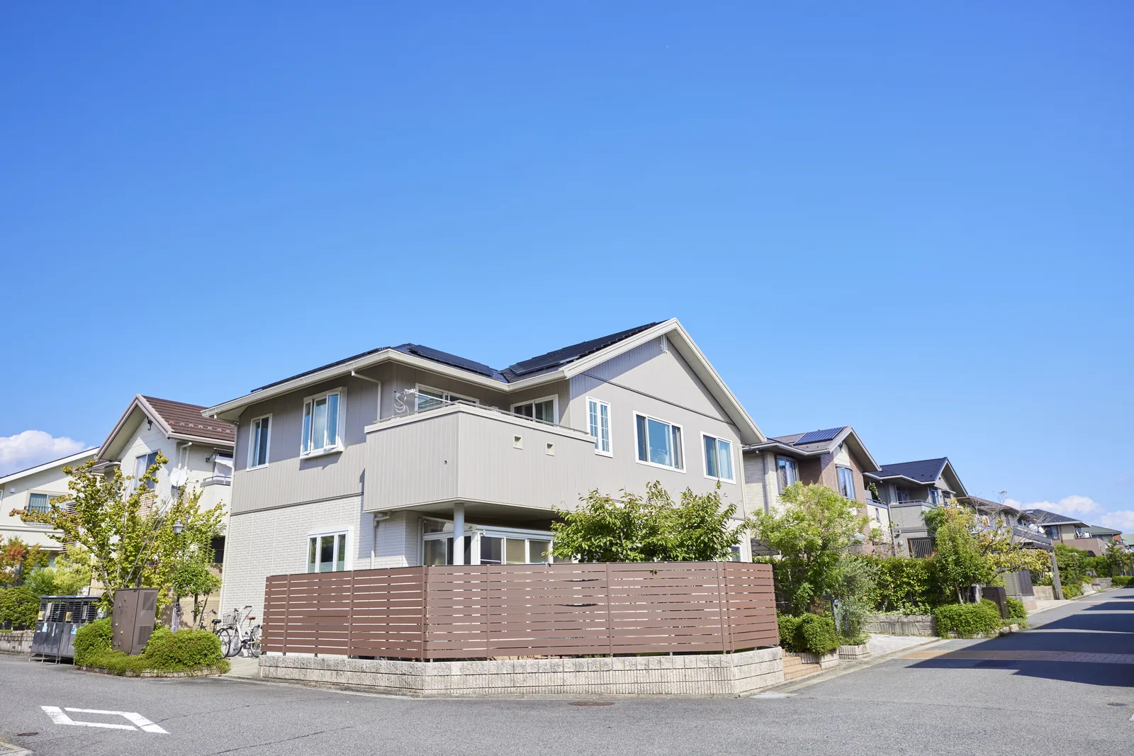 青空の下に区画された住宅街