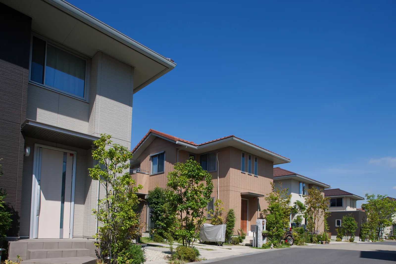 モダンな外壁の新築戸建て住宅