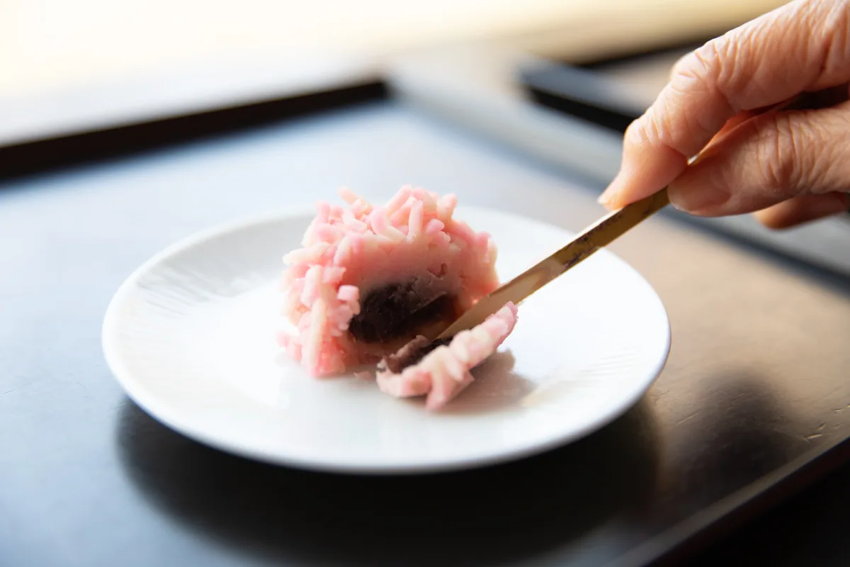 職人が和菓子を切る手元