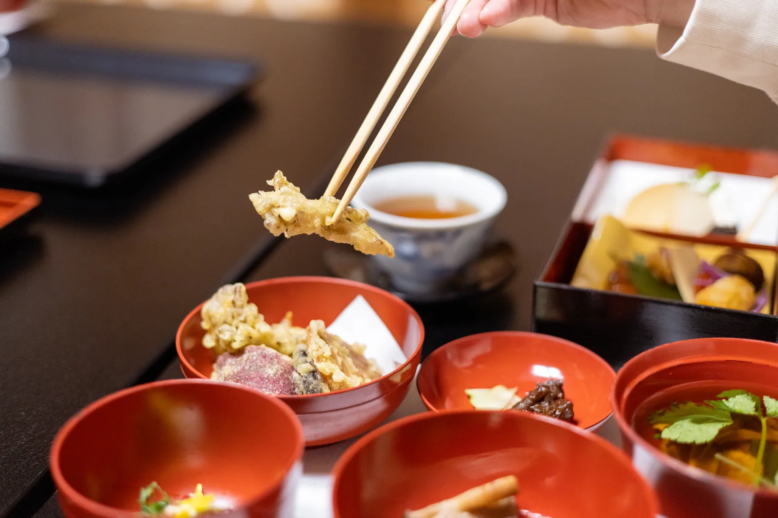 天ぷらを箸で取る場面