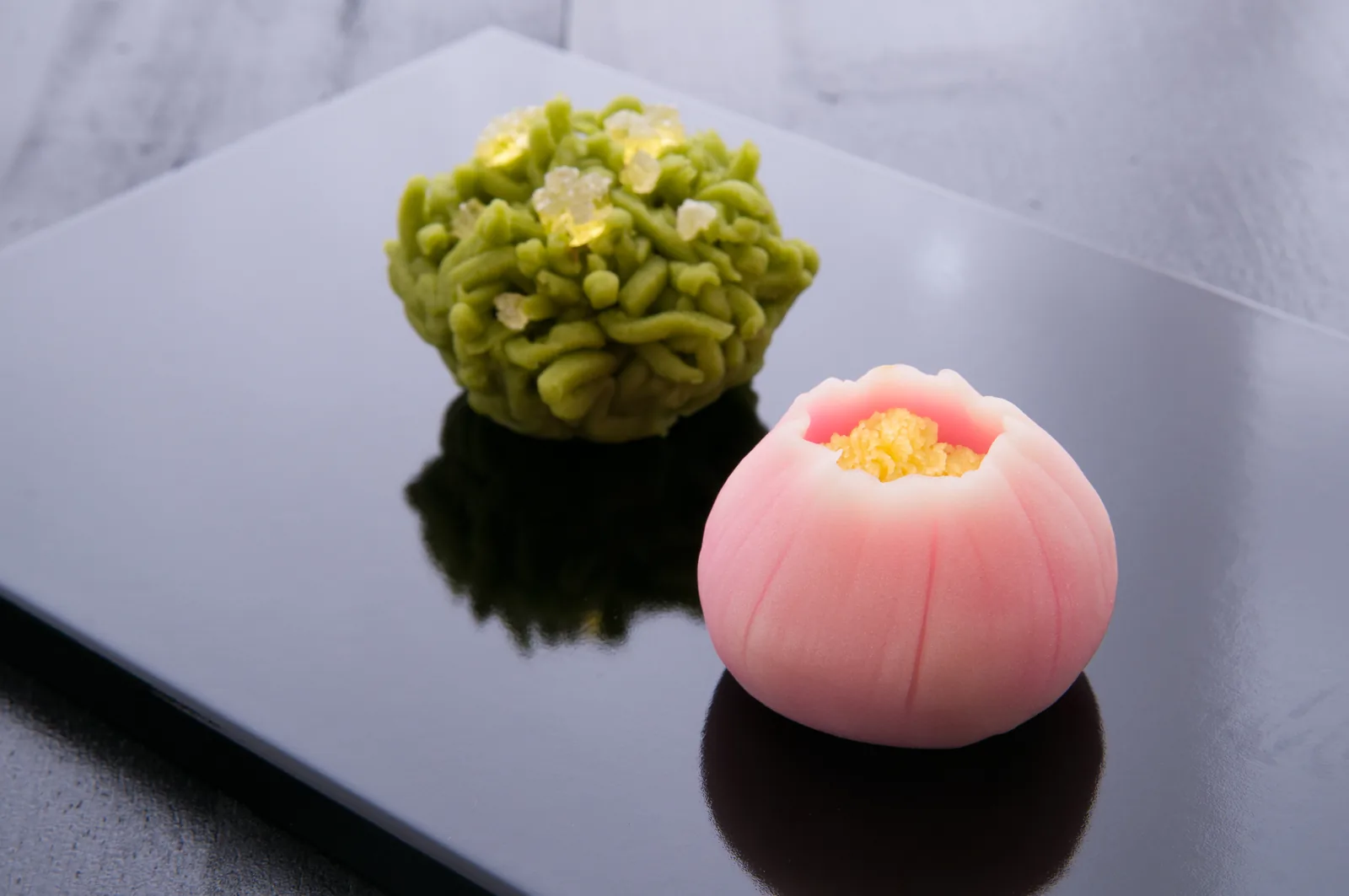 蓮と練り切りの上生菓子