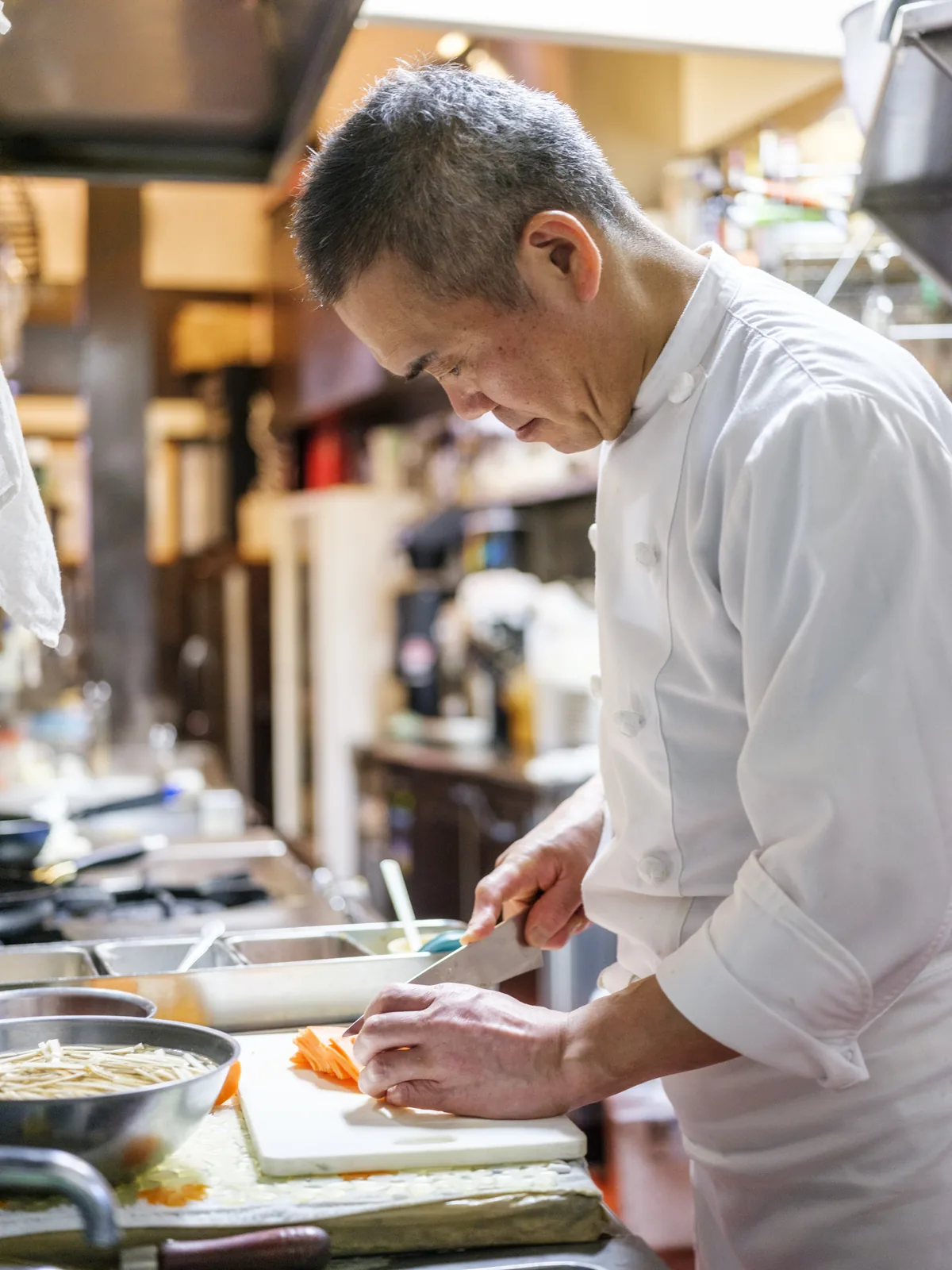 繊細な料理を仕上げる職人