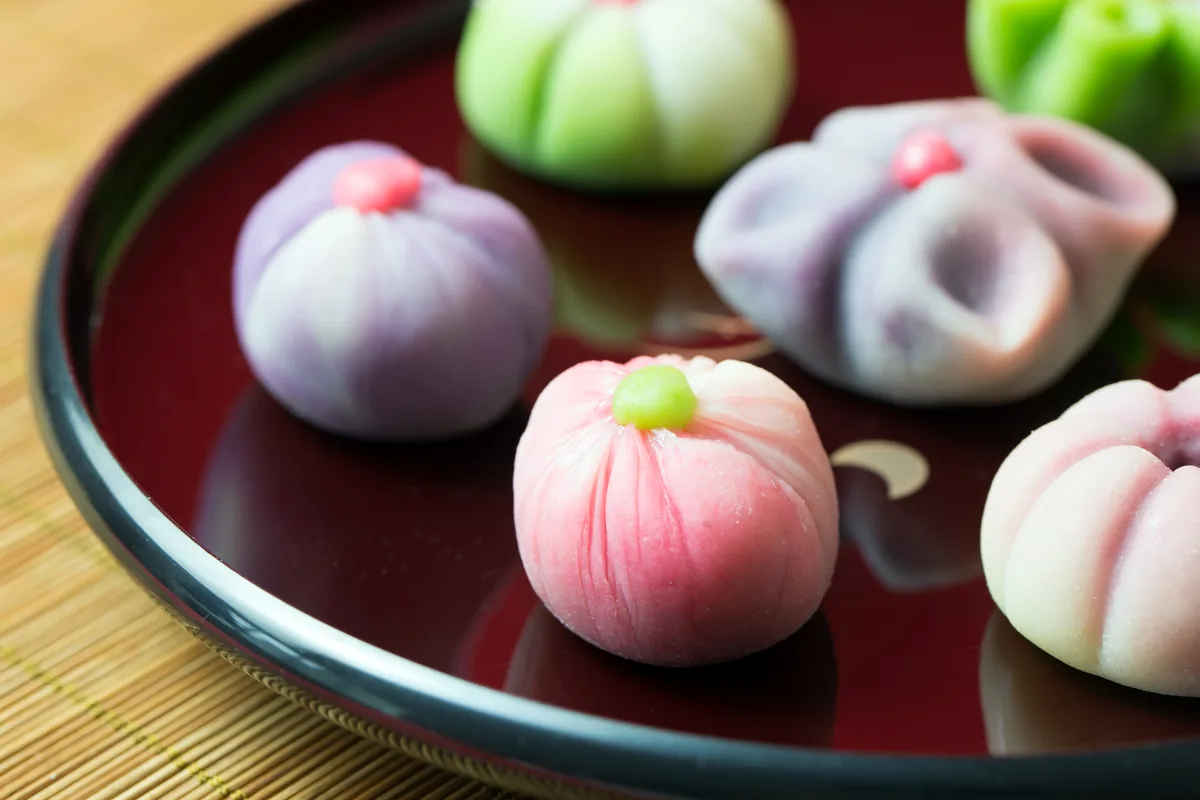 漆盆の和菓子盛り合わせ